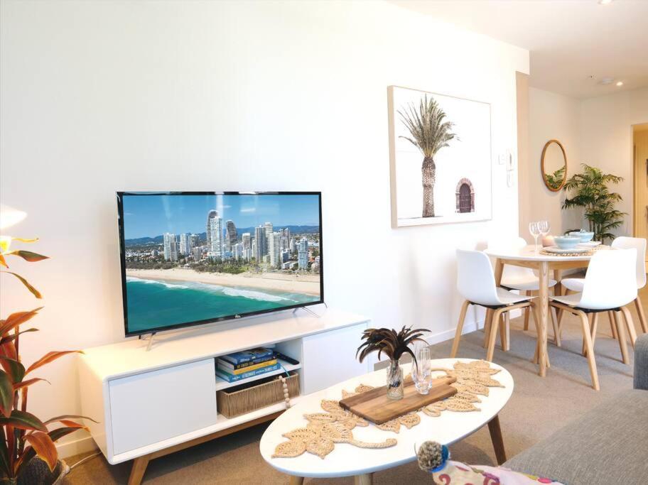 Broadbeach Stunner Modern And Central Голд-Кост Экстерьер фото