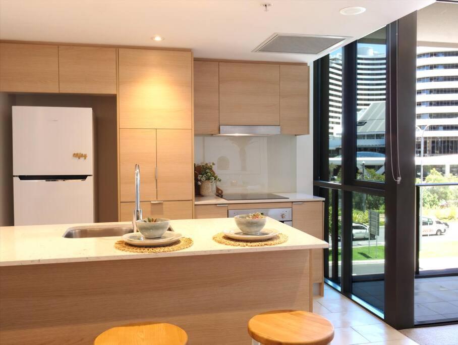 Broadbeach Stunner Modern And Central Голд-Кост Экстерьер фото