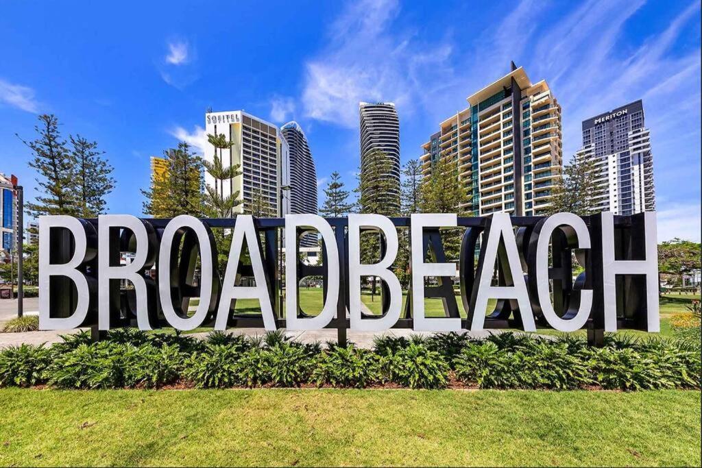 Broadbeach Stunner Modern And Central Голд-Кост Экстерьер фото